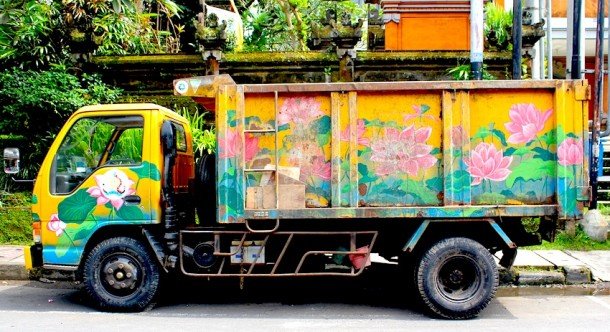 Caminhão de lixo, Buda e Flor de Lótus …