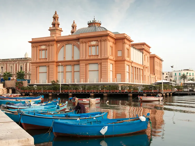 Barcos de pesca em frente ao Teatro Margherita, em Bari (Shutterstock)