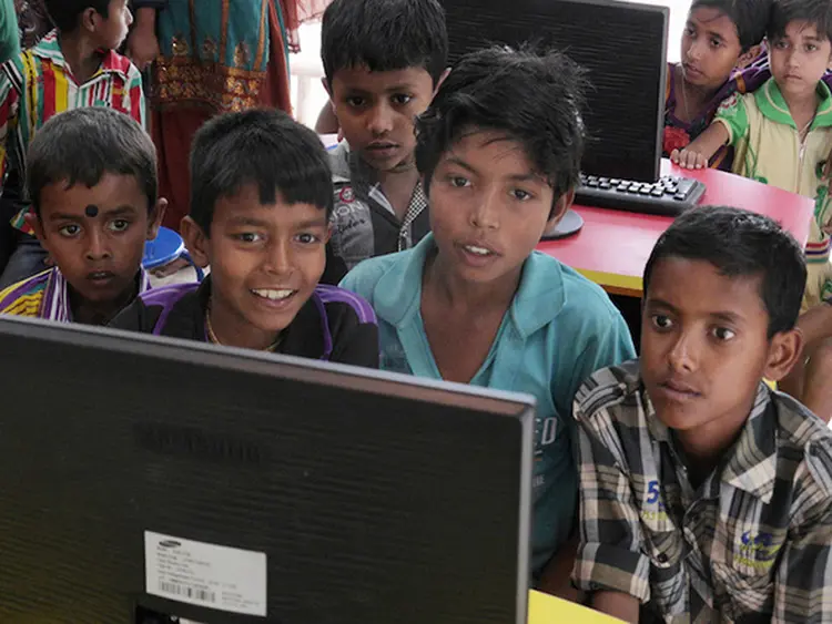 Alunos indianos acessam o site School in the Cloud: uma nova forma de aprender (Divulgação/School in the Cloud)