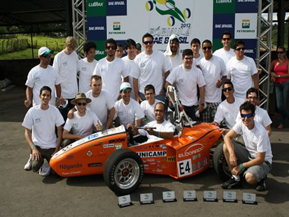 Estudantes brasileiros criam carro elétrico superveloz