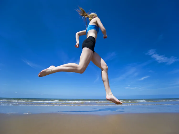 A prática rotineira de exercícios reduz o risco de pressão alta na menopausa, aponta estudo (Getty Images)