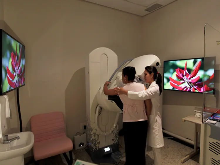 O SensorySuite oferece técnicas de imersão em realidade virtual para atenuar o desconforto das pacientes (Nathan Almeida Pinheiro)