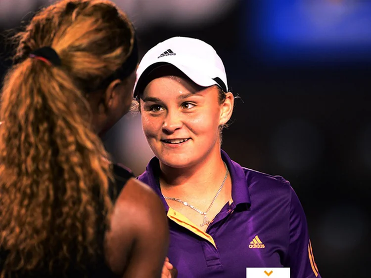 As tenistas Ashleigh Barty e Serena Williams se cumprimentam no final do primeiro set (Ben Solomon/Tennis Australia)