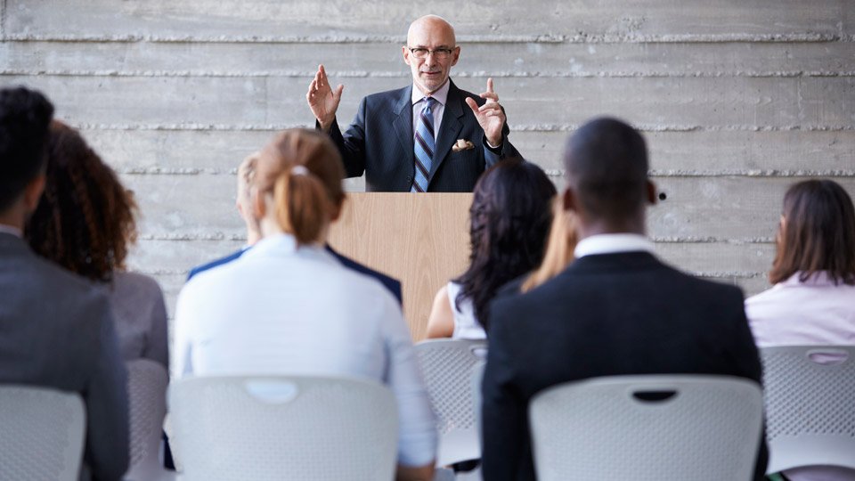 Qual a importância de delegar em um pequeno negócio?