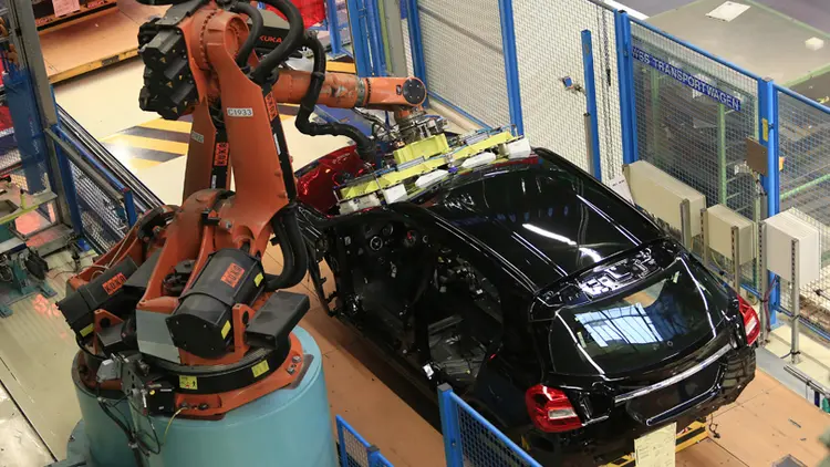 Robô encaixa para-brisa em carro fabricado na Alemanha: indústrias inovam nas linhas de montagem para aumentar produtividade e reduzir custos
 (Getty Images)