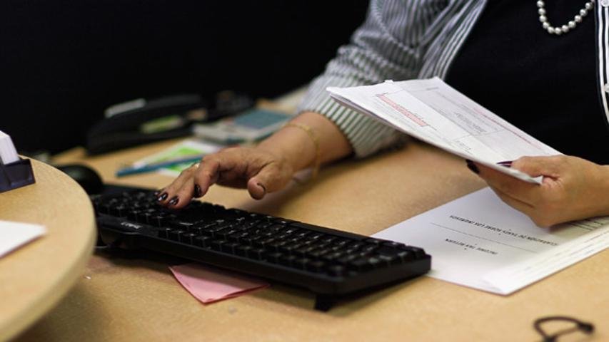A folha de pagamentos deve representar quanto da receita?