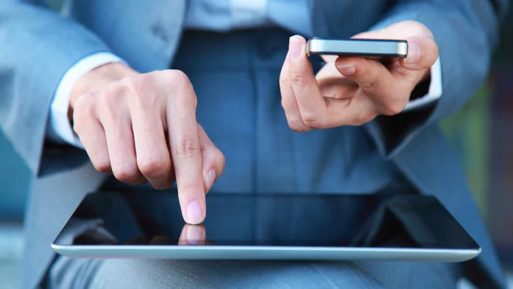 Executivo usa dispositivos móveis: fim das barreiras de tempo e espaço no trabalho (iStockPhoto)