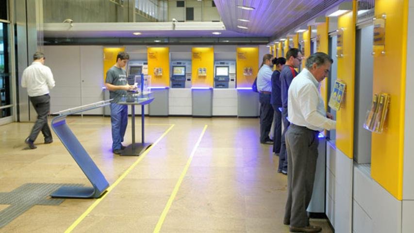Bancos caem forte com conta bilionária; CCR sobe com leilão
