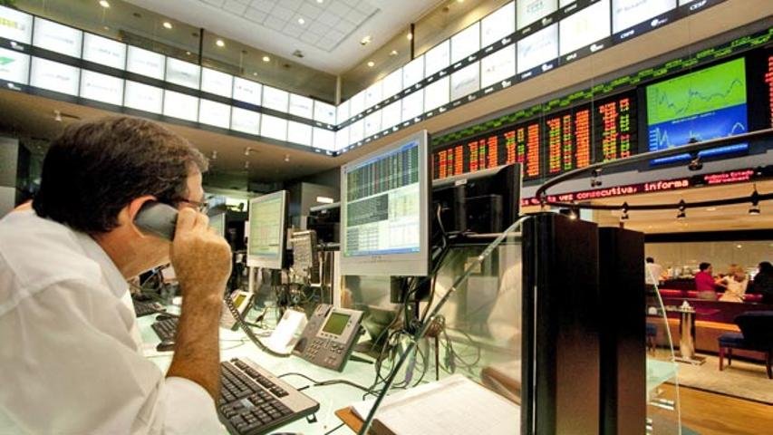 Ibovespa se levanta e traz duas surpresas positivas