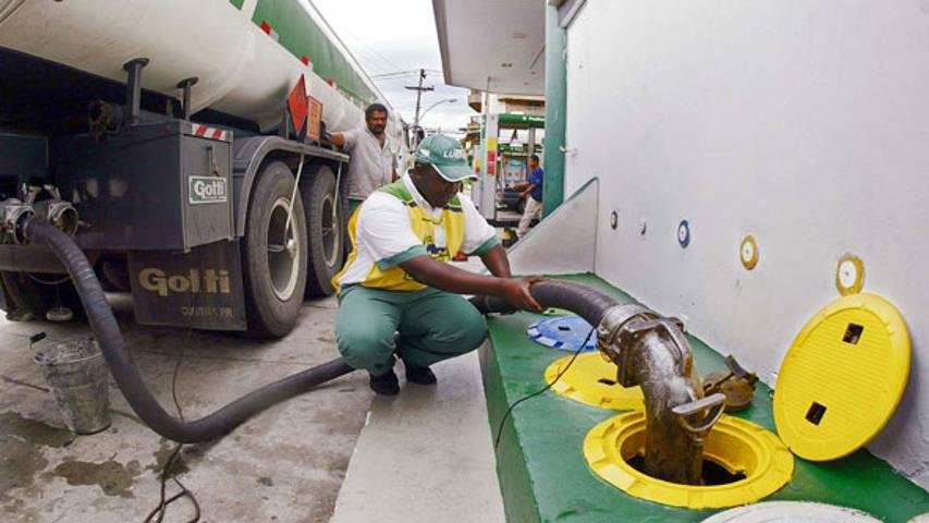Petrobras volta do feriado com queda forte; TIM dispara