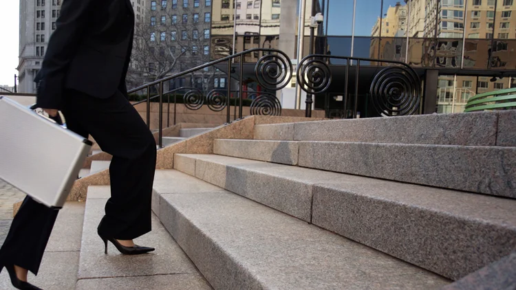 Adeus aos elevadores: ganhos por subir as escadas em vez de ir pelo elevador motivam a continuar luta contra a circunferência abdominal aumentada (iStockphotos)