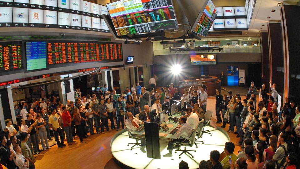 Investidor físico volta a caçar oportunidade na Bolsa