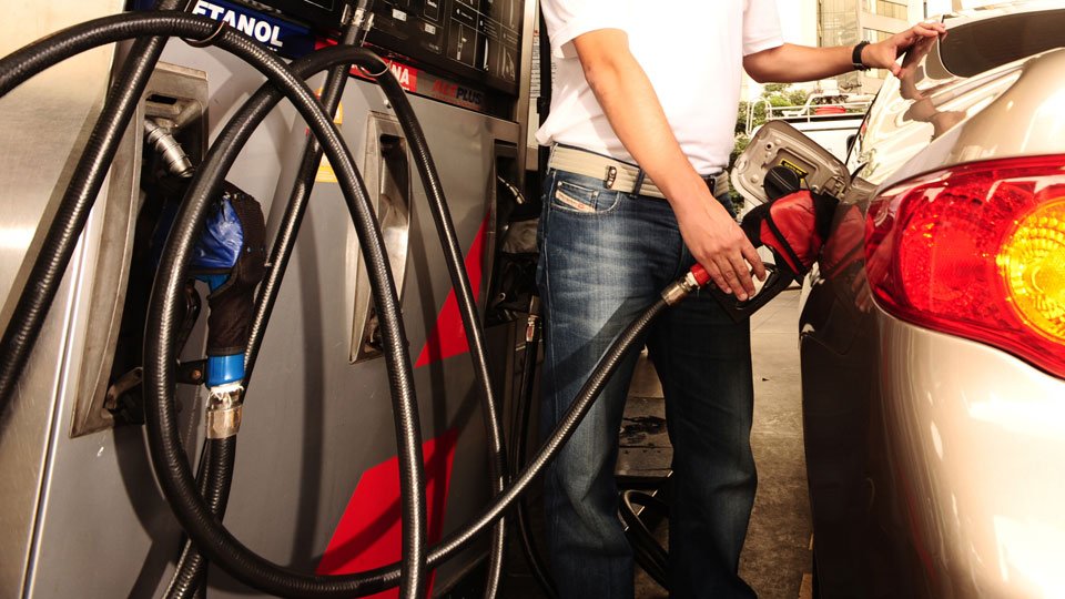Governo estuda aumentar imposto sobre a gasolina