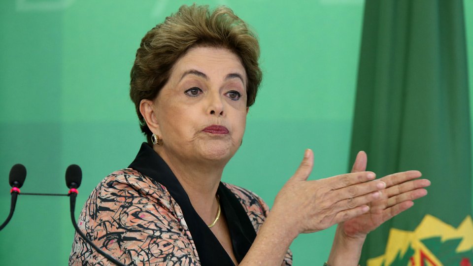 Dólar cai e ações sobem com espera por afastamento de Dilma