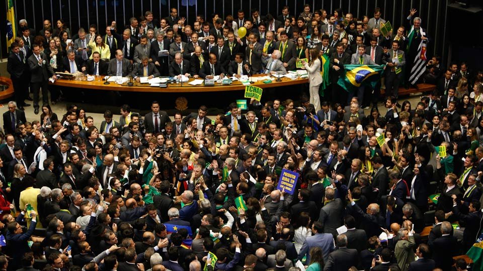 Petrobras cai até 8% e dólar sobe com lucro pós-impeachment