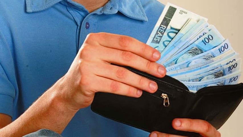 Para quais objetivos o investimento em ações é indicado?