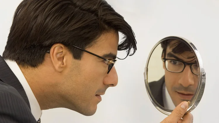 Espelho: coach ensinaria para ele mesmo conhecer as dinâmicas humanas (Medioimages/Photodisc/Thinkstock)