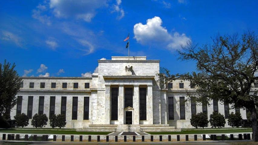 Venda de ativos da OGX e reunião do Fed dominam atenções