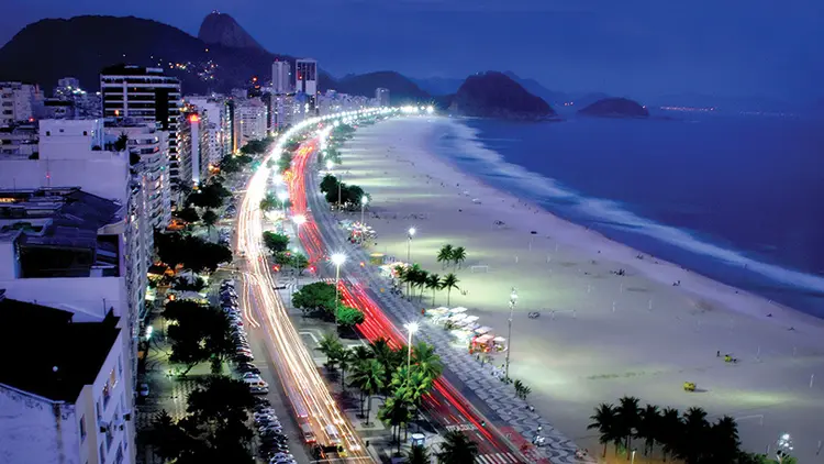 Vista panorâmica da orla da praia de Copacabana, no Rio de Janeiro: cidade investe em linhas de metrô e BRT (Getty Images)