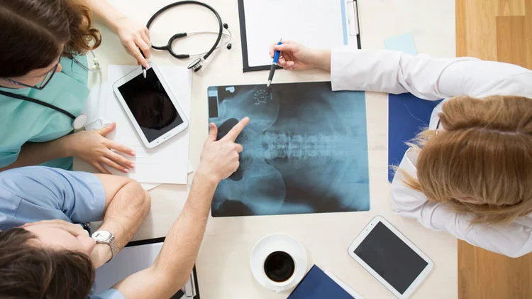 Tecnologia na saúde: investir em conectividade e em sistemas de gestão de dados garante diagnóstico assertivo e agilidade no atendimento ao paciente (iStockphoto)