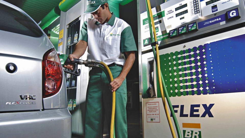 Petrobras deve discutir aumento do preço da gasolina