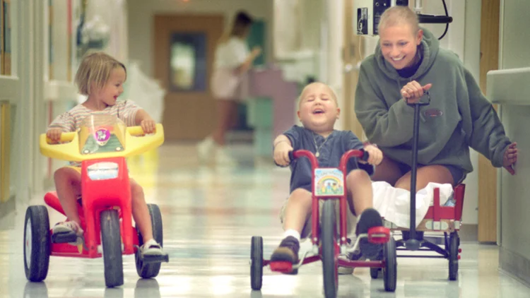 Na mira do câncer: crianças no setor de oncologia do Children´s Hospital of Orange County, na Califórnia; computação cognitiva ajuda no combate à doença (GettyImages)