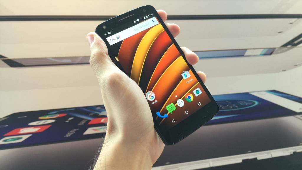 Conheça o Moto X Force, o smartphone com tela "inquebrável"