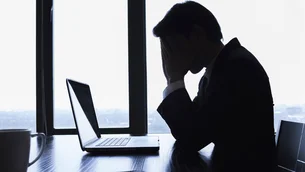 57% dos jovens formandos de 2025 estão pessimistas sobre o início de suas carreiras, diz pesquisa