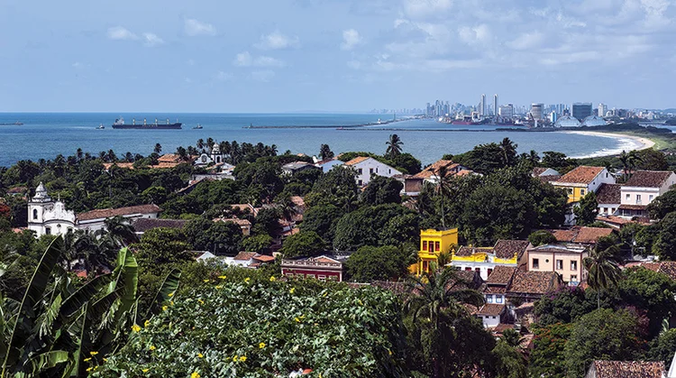 Vista panorâmica de Olinda, na Grande Recife: parceria com empresas melhora as condições de saneamento básico (Getty Images)