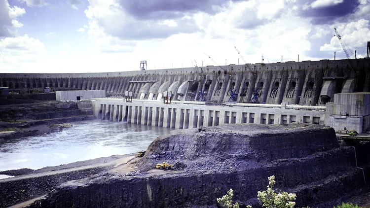 Usina hidrelétrica no Brasil: quase 70% da energia consumida no país depende da força das águas (Getty Images)