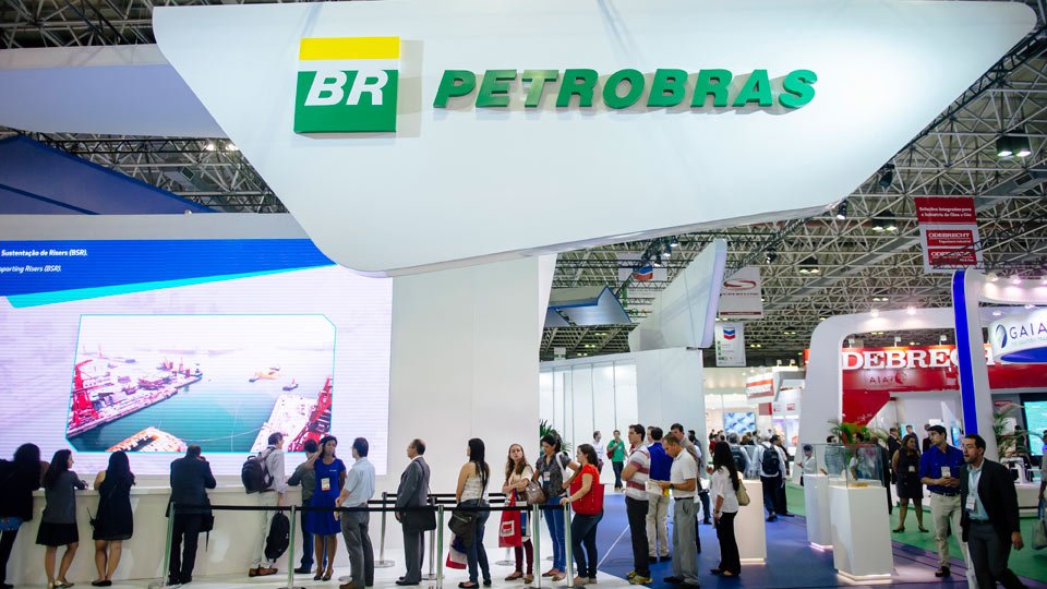 Petrobras pode cortar 2,3 mil funcionários e ações sobem