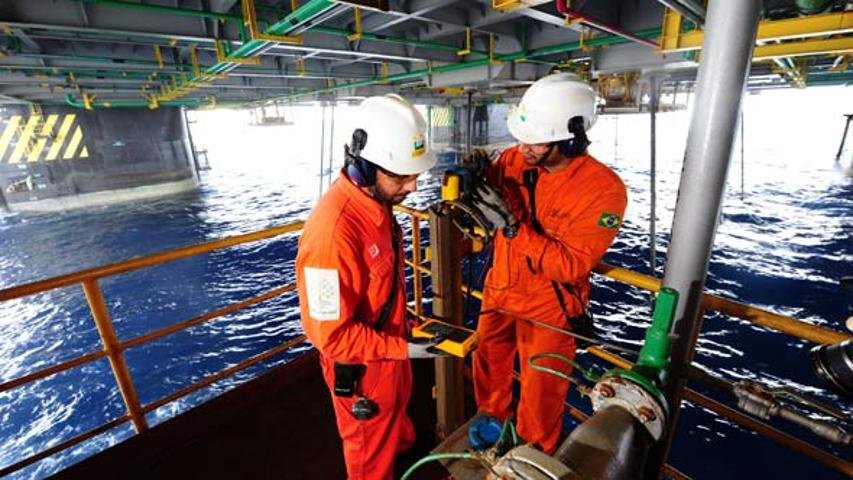 Prejuízo joga ações da Petrobras no vermelho