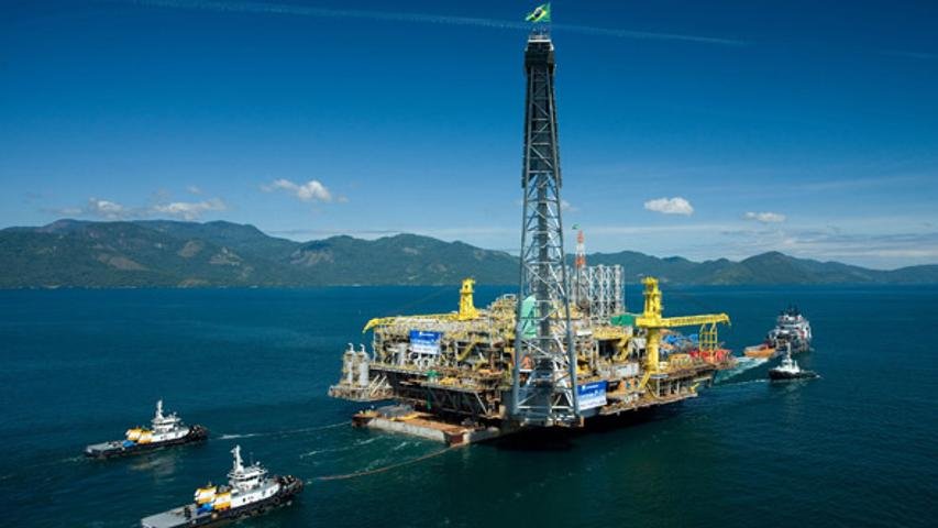 Petrobras ganha impulso com possível reajuste na gasolina