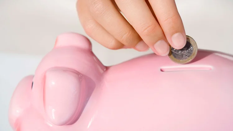 Quantos salários devo poupar na minha reserva de emergência? Especialistas recomendam o equivalente a seis meses de despesas fixas. (Divulgação/Shutterstock)