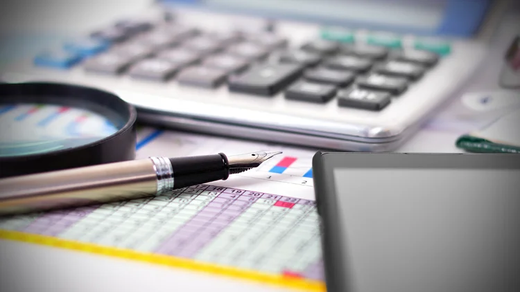 A curva de juros reflete as expectativas do mercado sobre as taxas futuras e influencia diretamente investimentos, crédito e a economia como um todo.