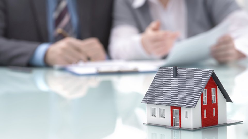 Como o banco calcula a renda exigida para o financiamento?