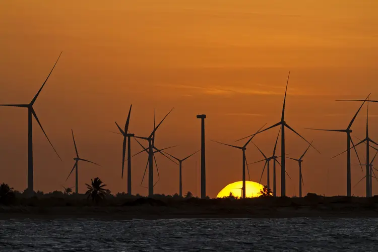 Turbinas na Praia de Tourinhos, no Rio Grande do Norte: fonte eólica atende 30% da necessidade elétrica do Nordeste brasileiro (iStockphoto)