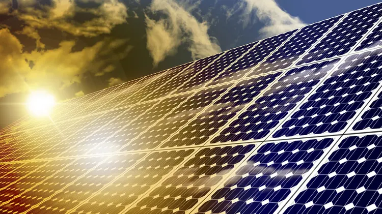 Fontes alternativas: apesar do crescimento da geração eólica, a energia solar deve ganhar força em usinas e na casa dos consumidores (iStockphoto)