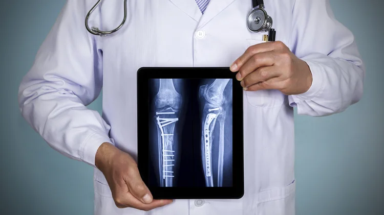 Tecnologia na saúde: automação industrial gera novos processos que aprimoram a logística dos laboratórios de análises clínicas e garantem resultados mais precisos
 (iStockphoto/iStockphoto)