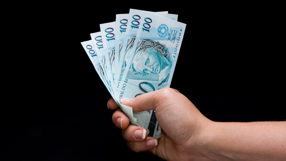 Para investir 100 reais ao mês, por onde devo começar?