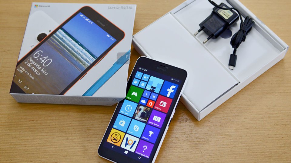 Veja o smartphone Lumia 640 XL saindo da caixa