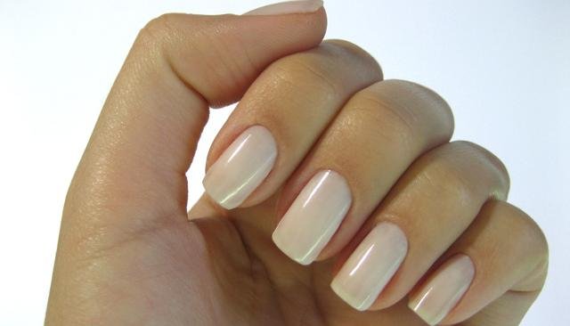 Qual é a regra para as cores de esmalte no trabalho?