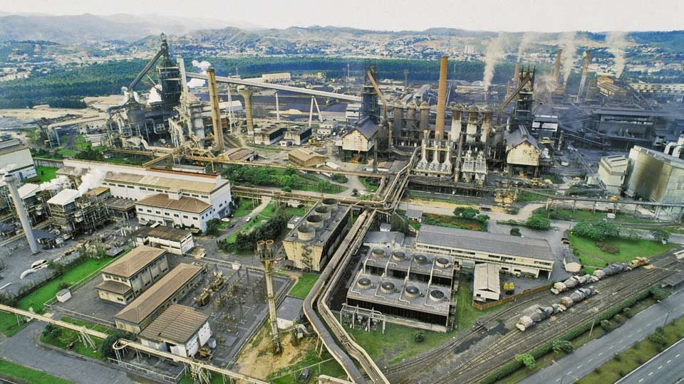 Usiminas reduz jornada de trabalho; ações caíram 15% no ano