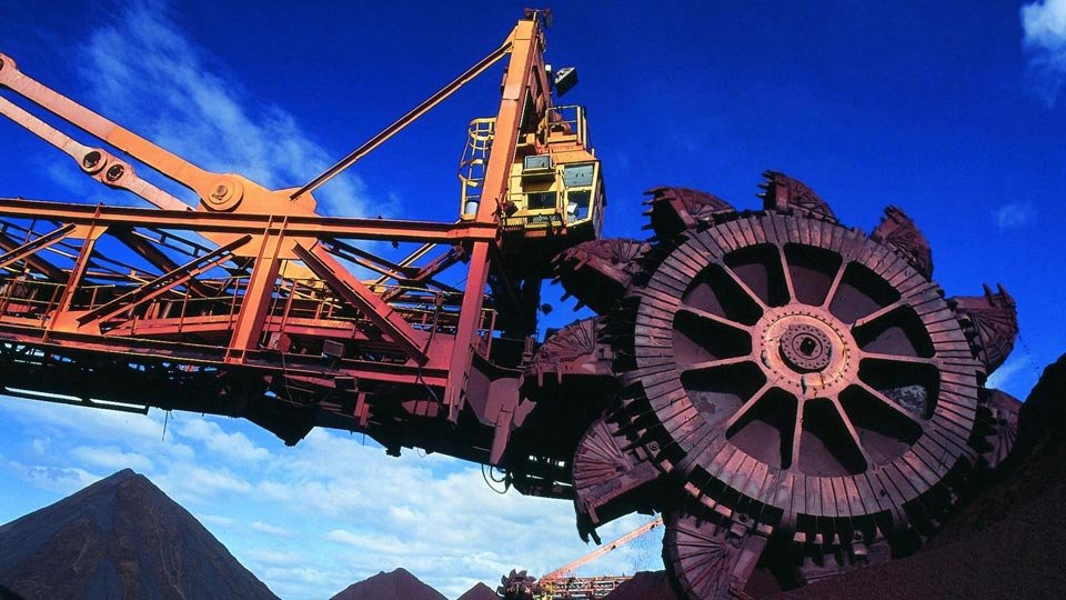 Vale começa a semana em queda na Bolsa