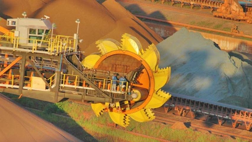 Ibovespa termina o dia em queda