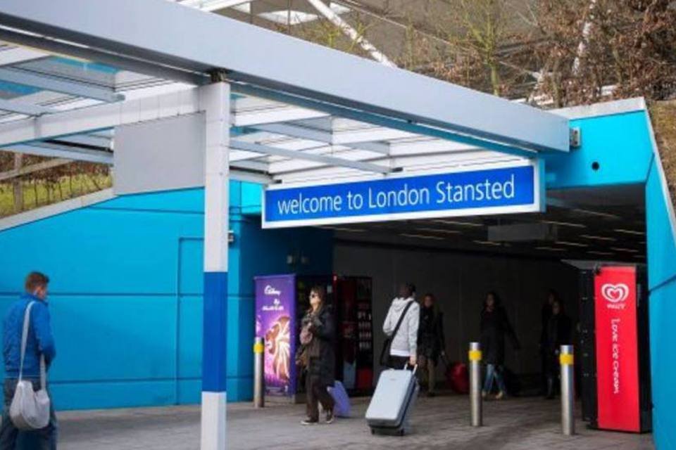 Polícia britânica simula ataque terrorista em aeroporto