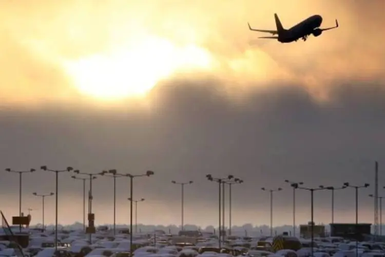 
	Luton: voos com destino ao aeroporto foram suspensos e estradas que levavam ao local foram fechadas
 (Getty Images)