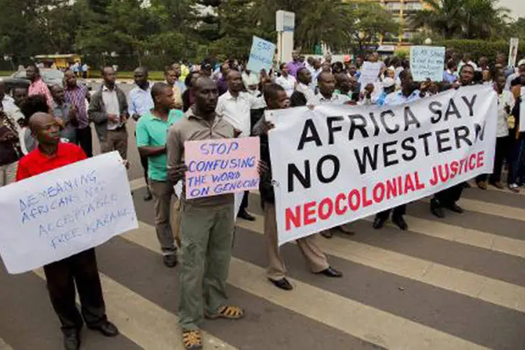 
	Manifestantes em Kigali pedem a liberta&ccedil;&atilde;o de Karake: o general Karake, personalidade-chave do regime de Ruanda, foi preso em 20 de junho no aeroporto de Heathrow, em Londres
 (AFP / Cyril Ndegeya)