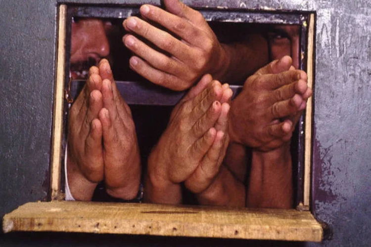 
	Detentos em cela do Pavilh&atilde;o 9, no extinto Carandiru: massacre ocorreu no pres&iacute;dio de S&atilde;o Paulo em 1992
 (ANTONIO MILENA/Veja)