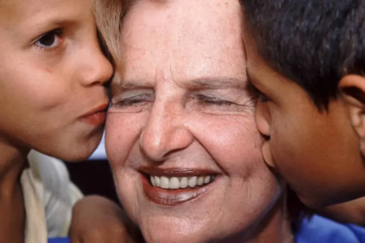 Zilda Arns, fundadora e coordenadora nacional da Pastoral da Criança, sendo beijada por crianças em foto de 2001 (ANTONIO MILENA/VEJA)